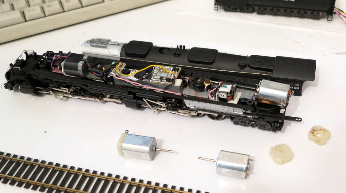 CC0135 mini moteur 12 volts double axes pour locomotive jouef ou autre marque 