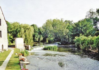 4 - La Charente, une rivière au cours tranquille. Son lit a été aménagé à Verteuil, pour accueillir un moulin à farine.