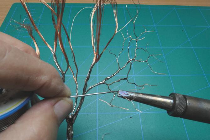 Des arbres en fil de cuivre