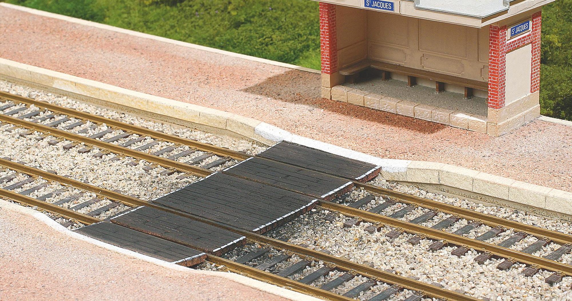 Comment faire un quai voyageurs ancien avec passage planchéié? Rail