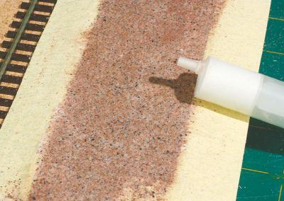 17-Un deuxième passage de colle, cette fois liquide, est nécessaire pour un collage complet du sable.