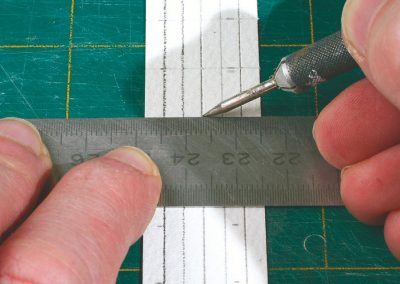 20-La gravure des bordures est réalisée sur le papier Canson Arches au moyen d’une pointe à tracer.