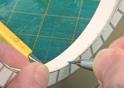 11-Une bande de papier Aquarelle nous simule l’épaisseur de la pierre de parement. Les joints de la façade sont marqués au crayon pour être en parfaite concordance.