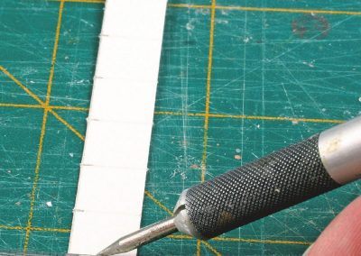 12-La pointe à tracer matérialise les joints par un creux dans le papier tendre.