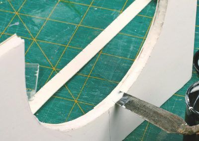 13-La bande est collée à la vinylique qui permet quelques imperfections dans la coupe du carton plume