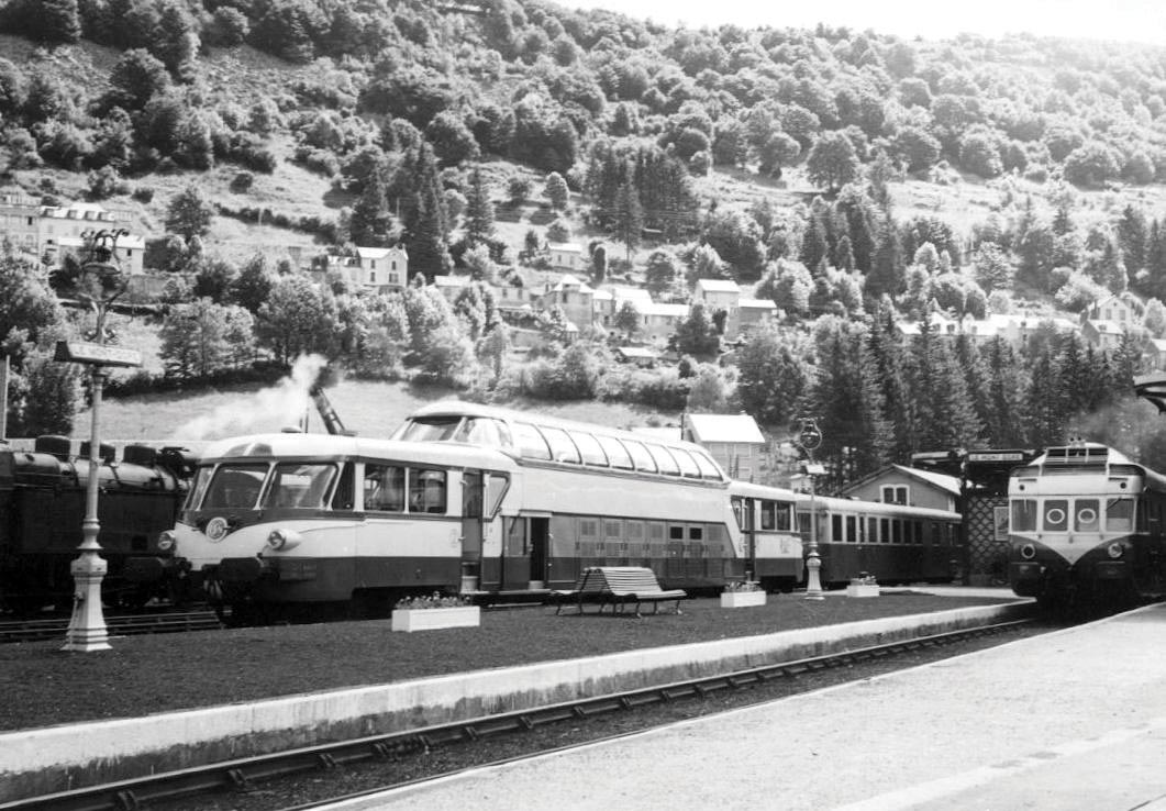 Le Cévenol X 4200 Panoramique au départ du Mont Dore 1959