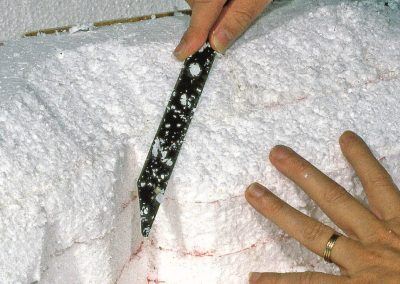 25 - La coupe du polystyrène est très facilement effectuée à l’aide d’une lame de scie à métaux.