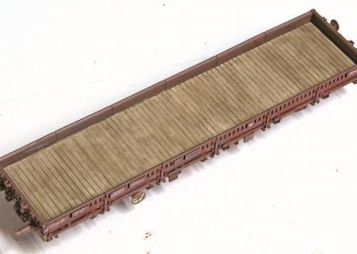 3-Le plancher du wagon est peint et patiné à la terre à décor.