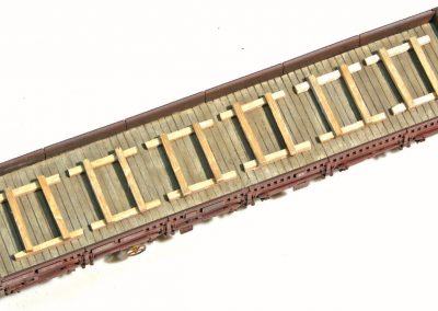 5-Les berceaux sont collés sur le plancher du wagon en respectant des intervalles à peu près réguliers.
