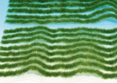 24 - Les herbes de milieu de chemin sont des chenilles réalisées par de petites fibres encollées sur leur base adhésive transparente.