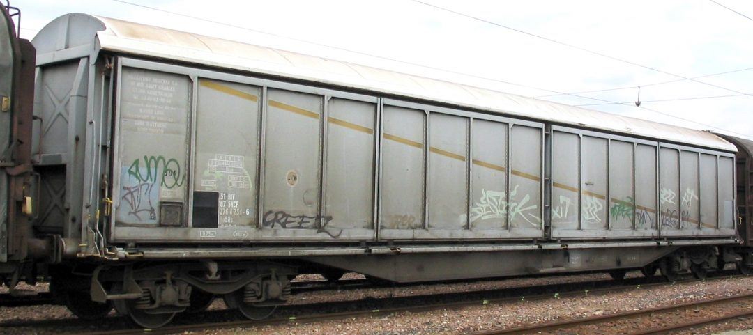 Un wagon EVS à parois coulissantes de type Habils à Trappes, en 2006 (Photo B. CIRY).