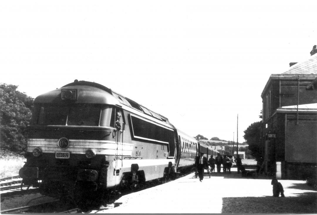 Juillet 1971. Arrivée du direct Paris – Carteret tracté par la locomotive A1A A1A 68032