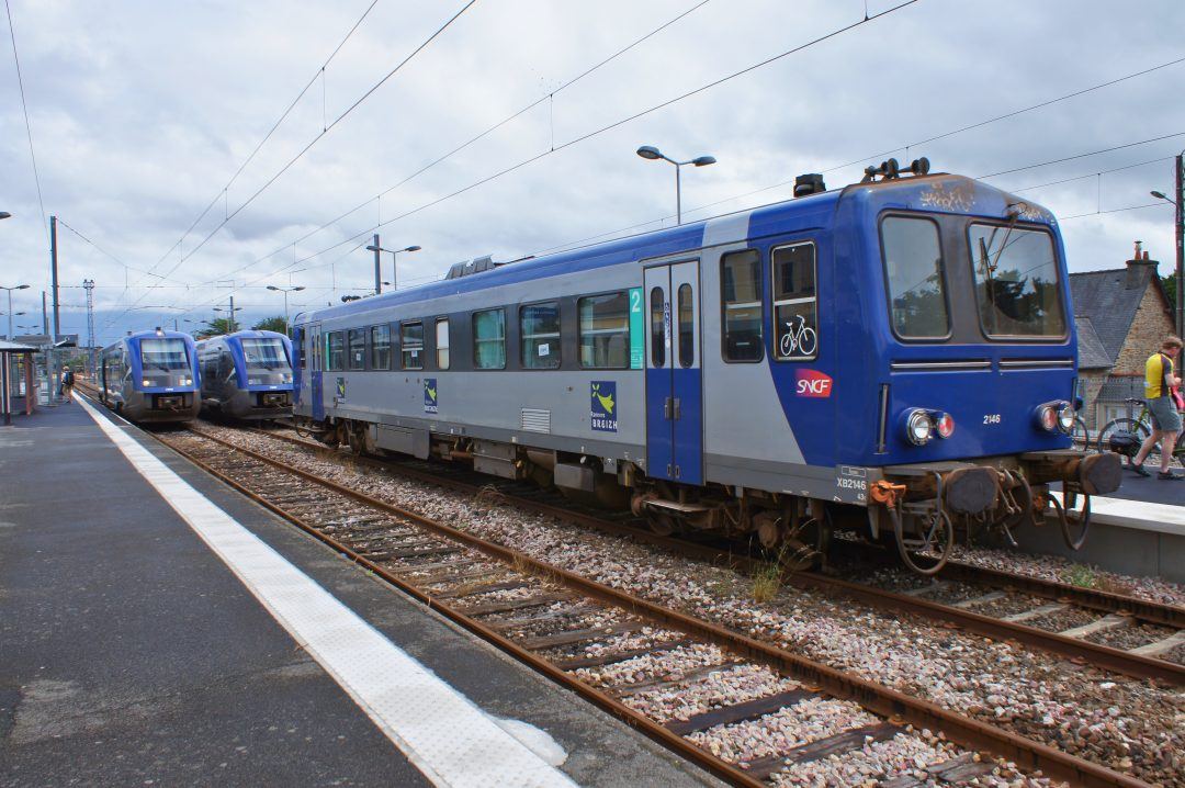 X 2146 en provenance de Paimpol et X 73590 à destination de Paimpol en gare de Guingamp. Aussi présent X 73604. (photo Markus Giger