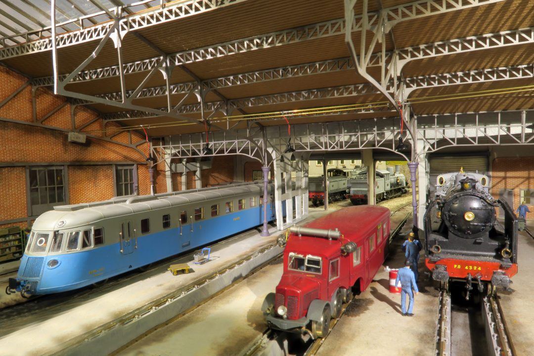 Une vue rare de l’intérieur de la remise nord du dépôt de Limoges au temps du PO-Midi. L’ancien et le moderne s’y côtoient avec bonheur.