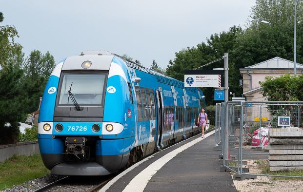 Un AGC s’apprête à quitter la gare d’Issoire avec un mouvement en direction de Clermont-Ferrand. La voie 3I (en impasse) est utilisée pour les relations terminus/origine.